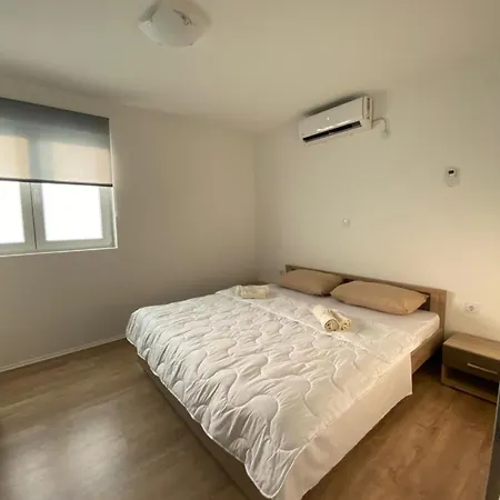 Leonardo Apartment *